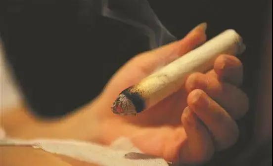 艾灸出汗的10大驚人好處，看完我把空調(diào)關(guān)了！