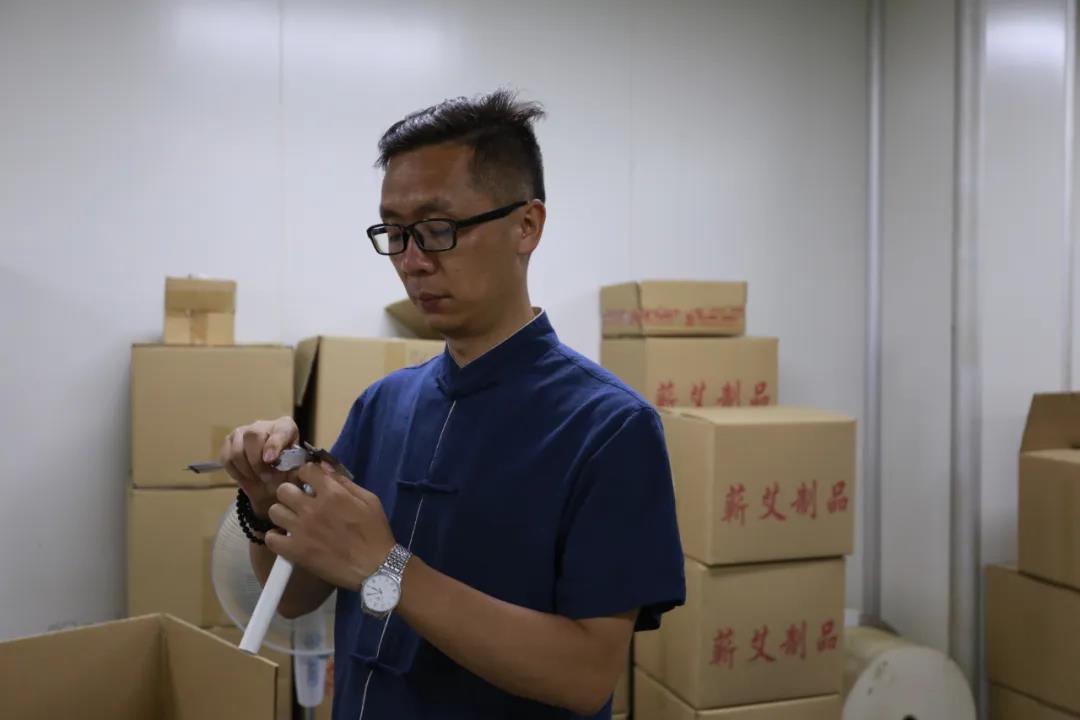 艾灸需用純艾條，手把手教你如何制艾